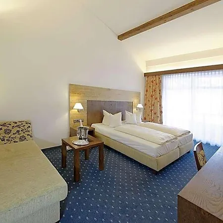 מלון Alte Post 3*